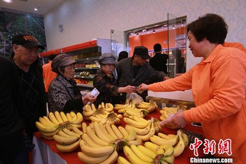 資料圖：市民選購水果。<a target='_blank' href='http://www.chinanews.com/'>中新社</a>記者 張道正 攝